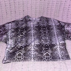 Oversized crop top snake print
